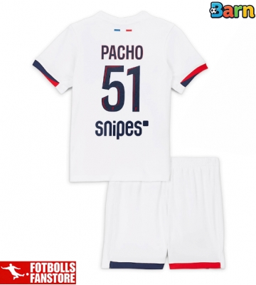 Paris Saint-Germain Willian Pacho #51 Bortatröja Barn 2025-26 Kortärmad (+ Korta byxor)